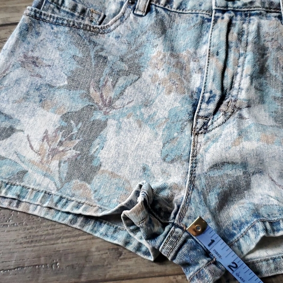 BDG High Rise Erin Faded Floral Shortie Shorts - Picture 9 of 9